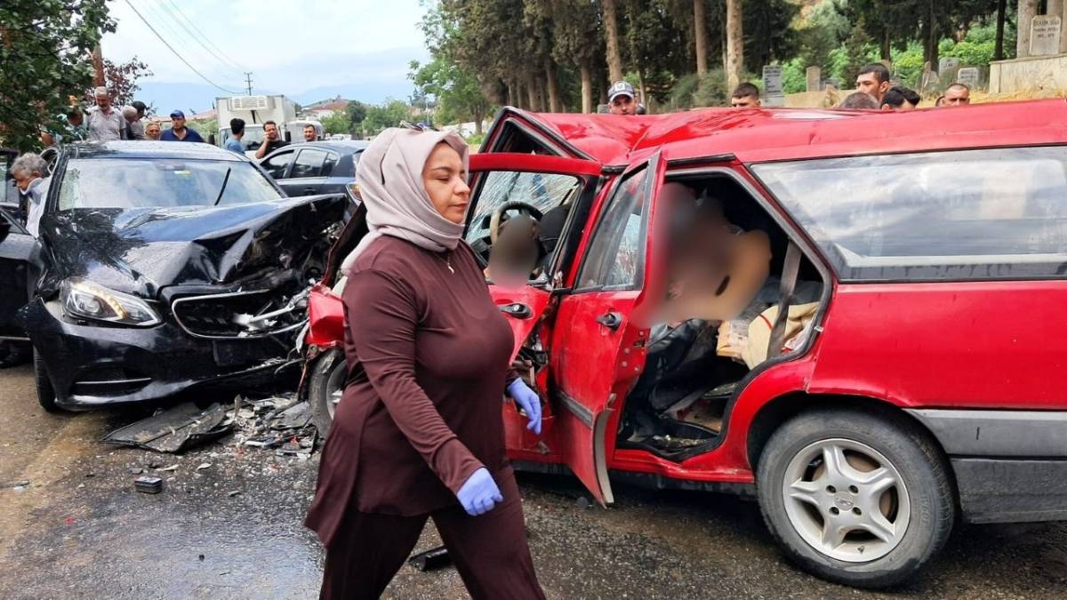 Mercedes ile TOFAŞ kafa kafaya çarpıştı! 1 ölü 4 yaralı