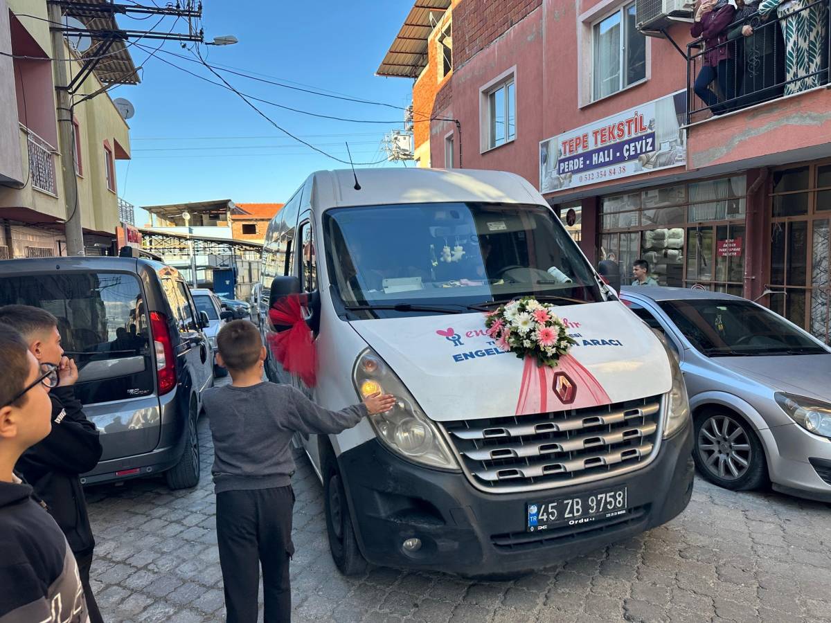 Turgutlu'da sevgi engel tanımadı! Unutulmaz düğün