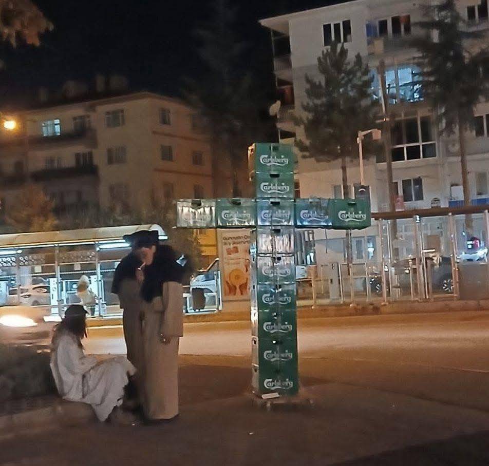 Bira kasalarından haç işareti oluşturan 3 şahıs gözaltına alındı