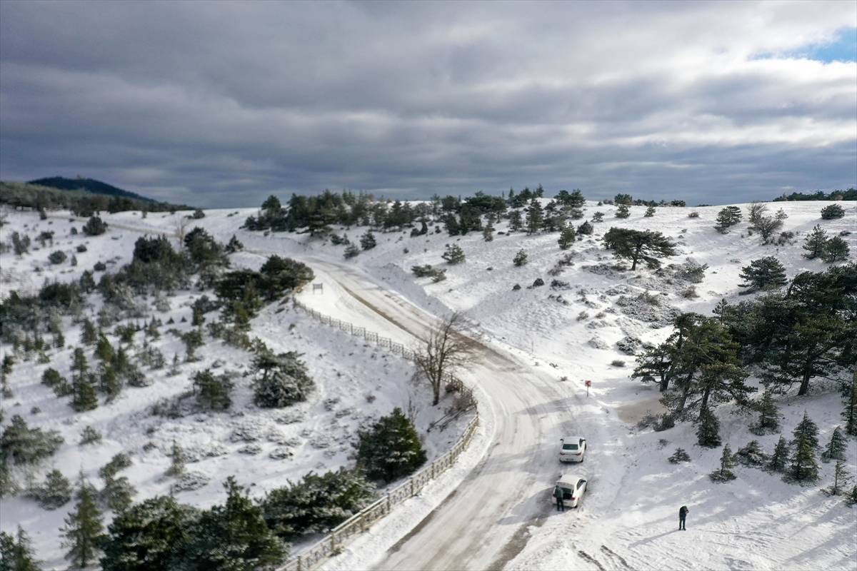 Spil Dağı’na yıl bitmeden kar sürprizi: Zirve beyaza büründü