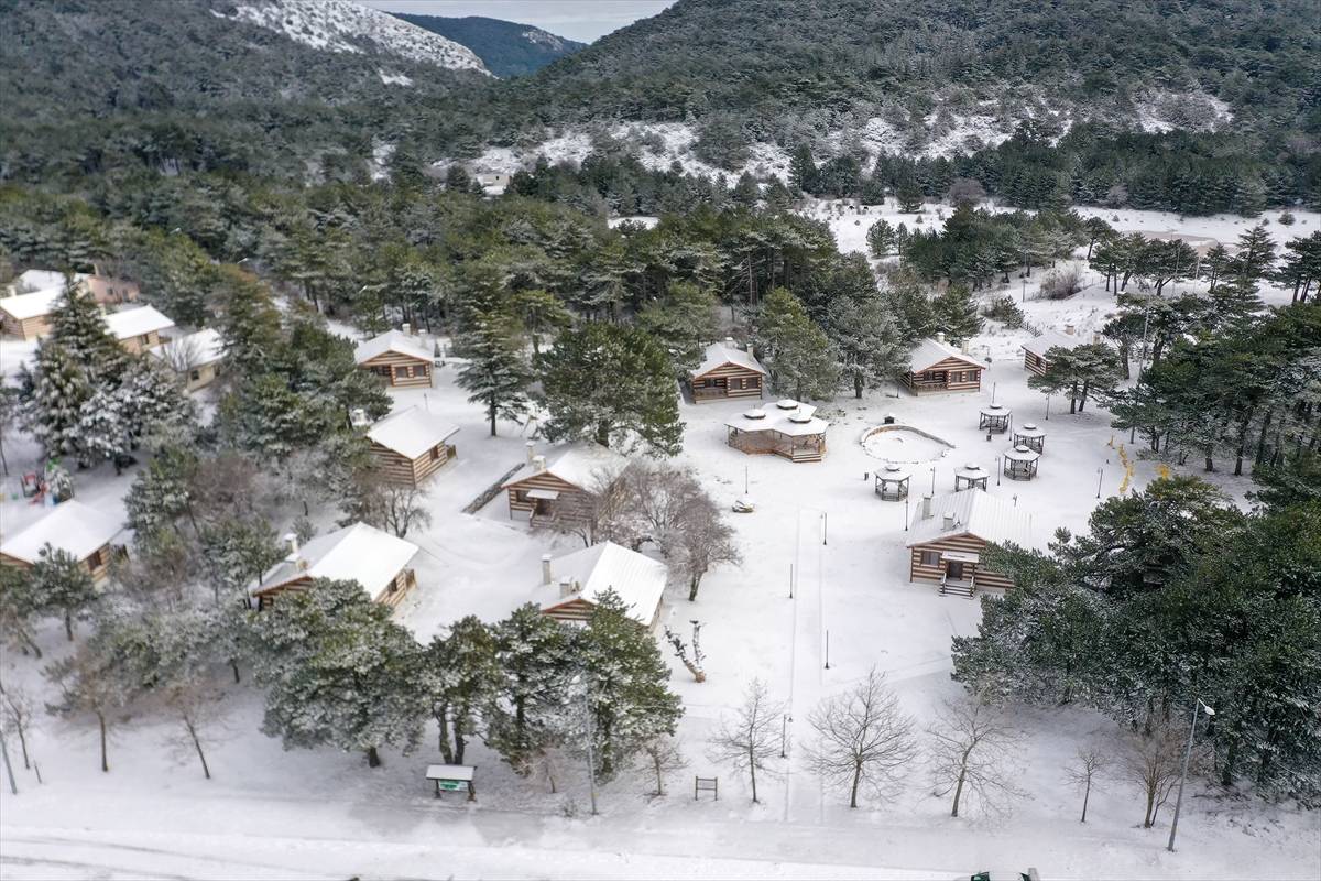 Spil Dağı’na yıl bitmeden kar sürprizi: Zirve beyaza büründü