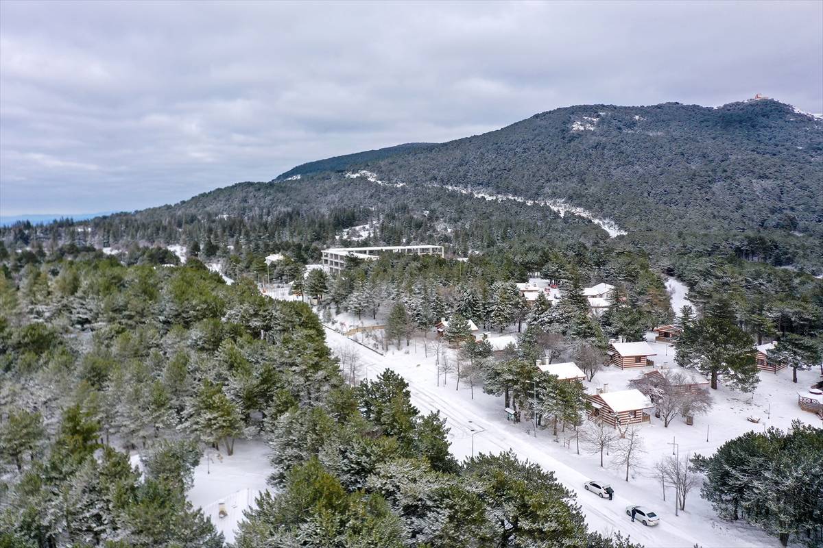 Spil Dağı’na yıl bitmeden kar sürprizi: Zirve beyaza büründü