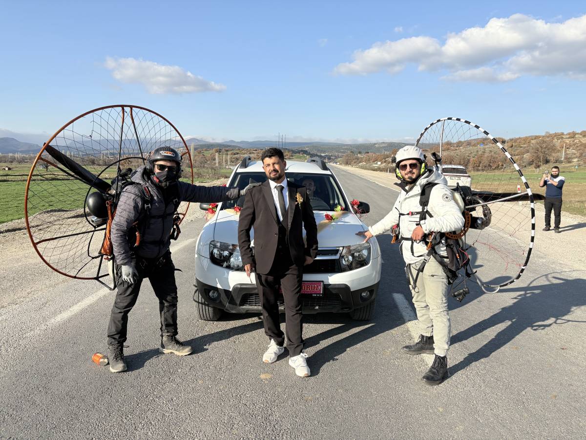 Gökyüzünden Düğün Baskını: Paramotorcular Gelin Arabasının Önünü Kesti