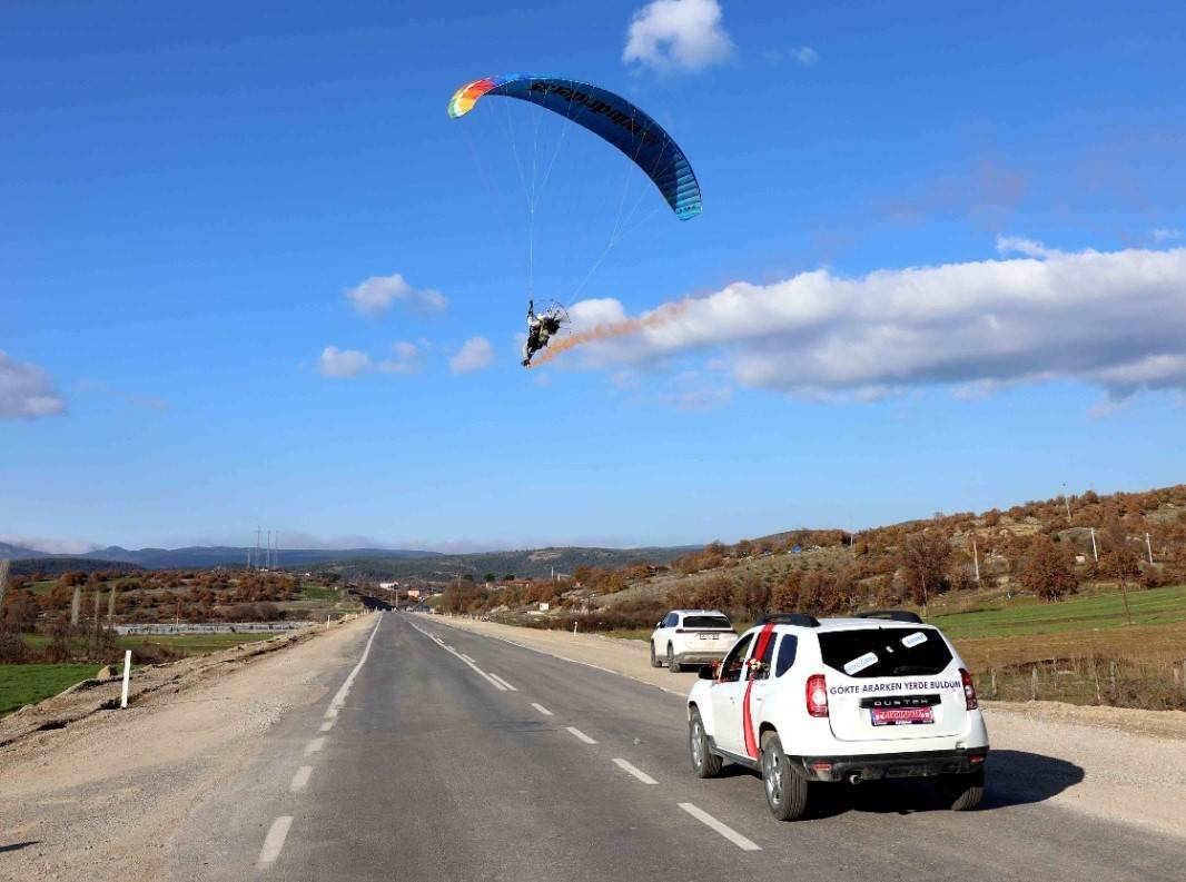 Gökyüzünden Düğün Baskını: Paramotorcular Gelin Arabasının Önünü Kesti
