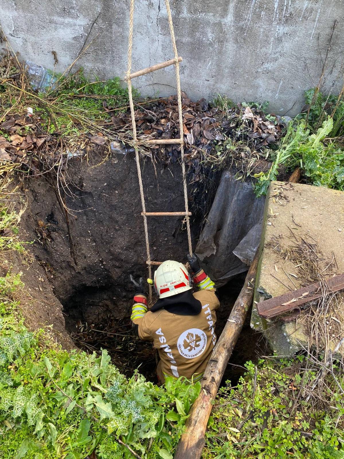 5 metrelik kuyuya düşen köpeği itfaiye kurtardı