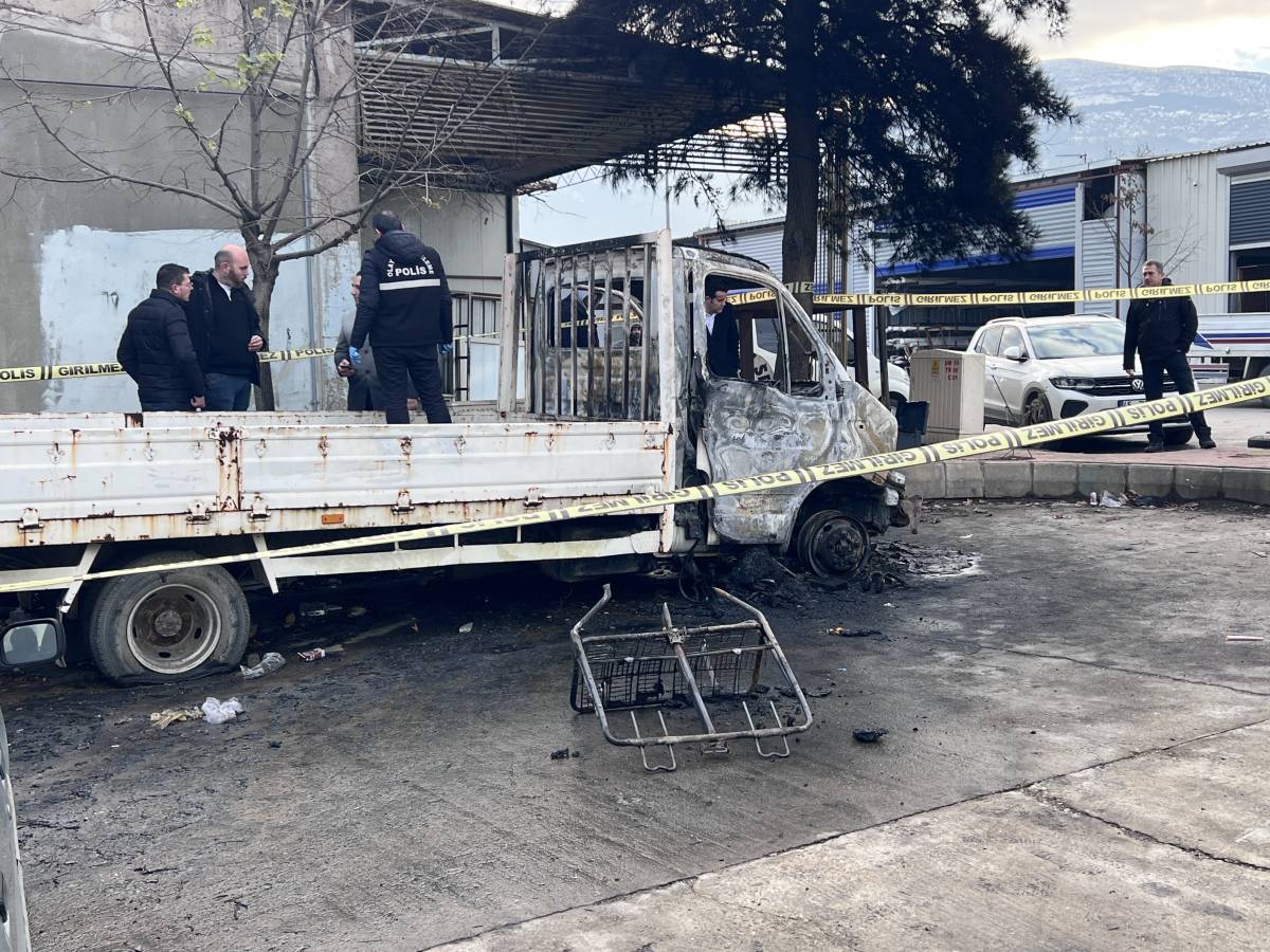 Geceyi geçirmek için girdiği kamyonet mezarı oldu: Araçta yanmış halde bulundu