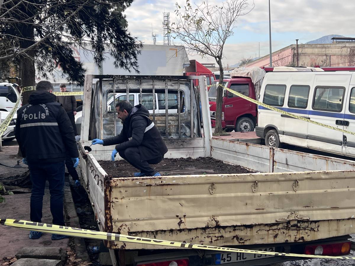 Geceyi geçirmek için girdiği kamyonet mezarı oldu: Araçta yanmış halde bulundu