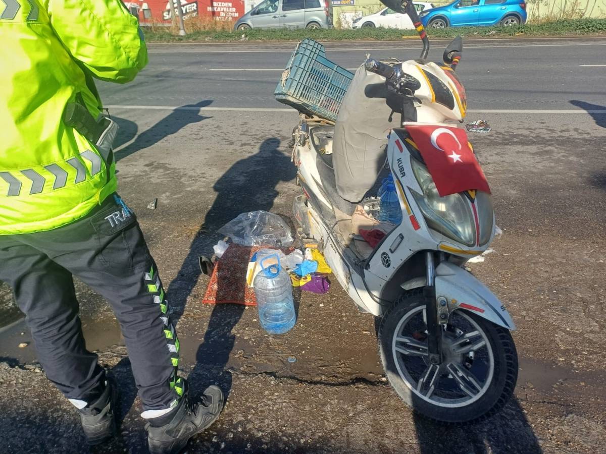 Otomobil ile elektrikli bisiklet çarpıştı: 1 kişinin hayatını kaybettiği kaza kamerada!