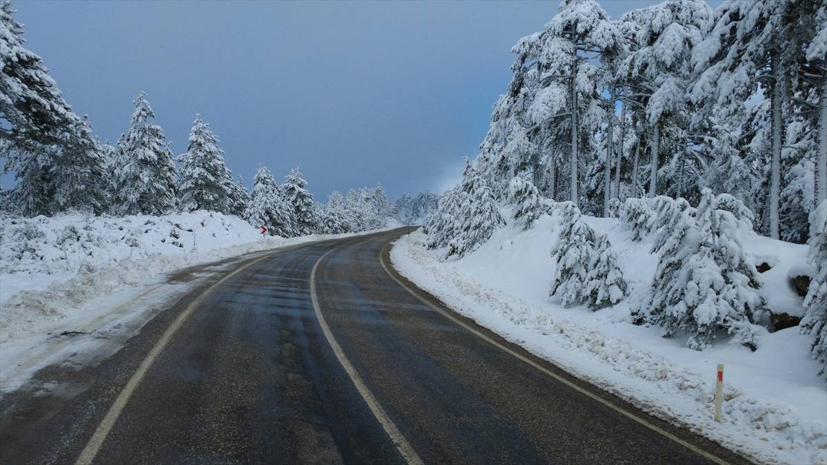 Demirci'de Yüksek Kesimler Beyaza Büründü, Kartpostallık Görüntüler Oluştu