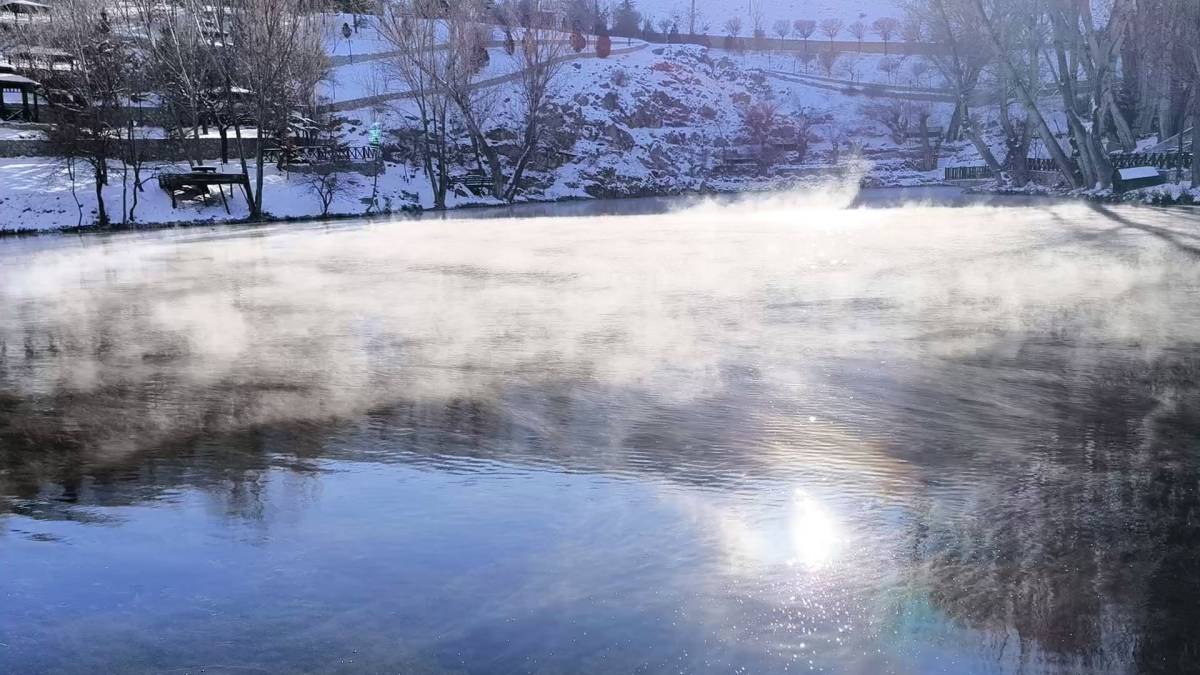 O ilimizde soğuktan suyla ilgili her şey dondu: Bir tek o göl donmadı!
