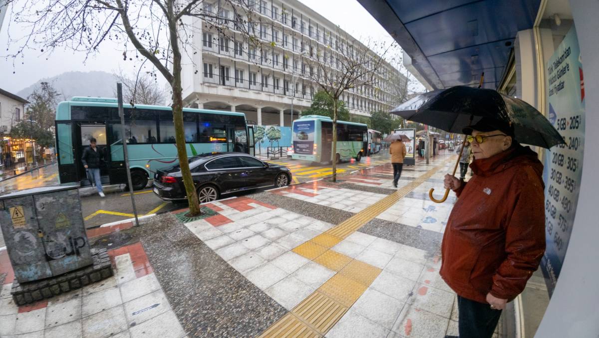Manisa’da sağanak ve fırtına etkili oldu, vatandaş zor anlar yaşadı