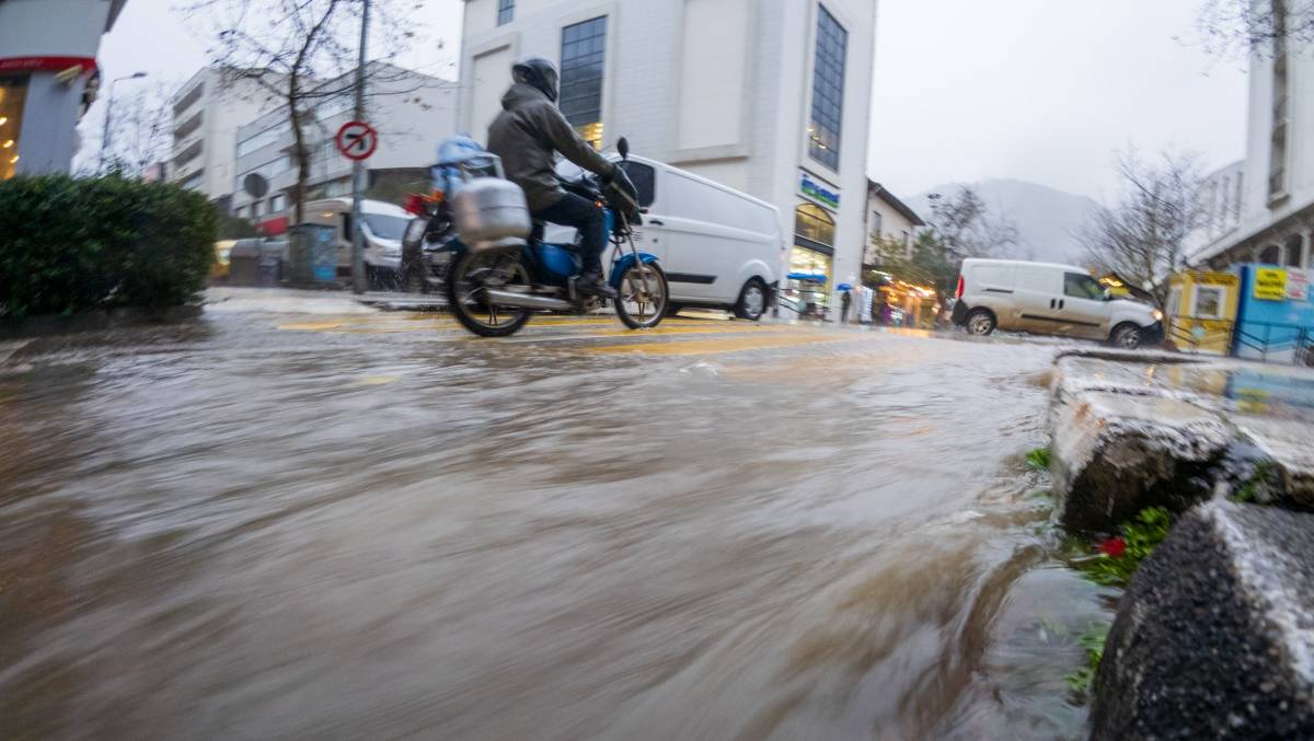 Manisa’da sağanak ve fırtına etkili oldu, vatandaş zor anlar yaşadı