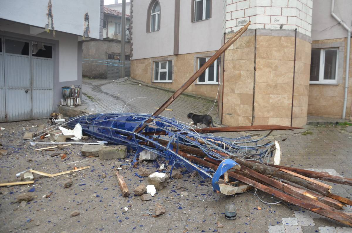 Manisa'nın o ilçesinde fırtınadan cami minaresi yıkıldı