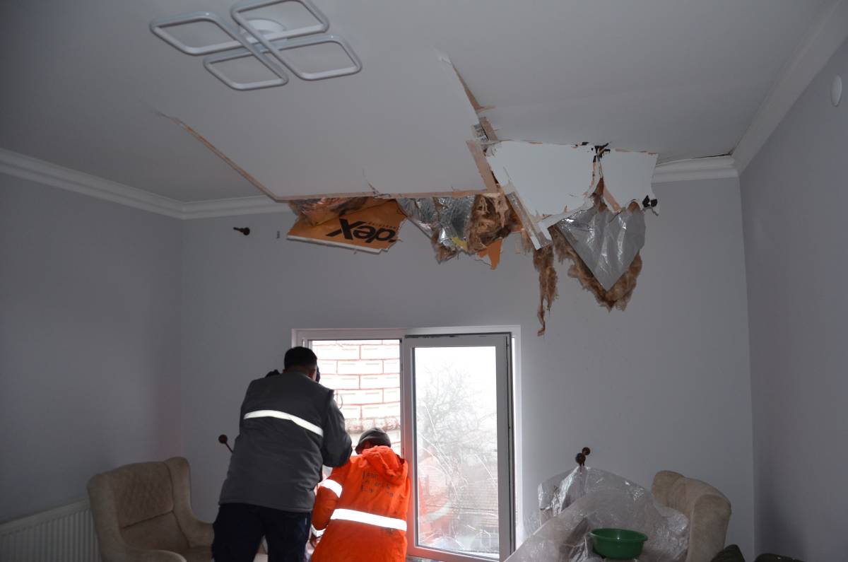 Manisa'nın o ilçesinde fırtınadan cami minaresi yıkıldı