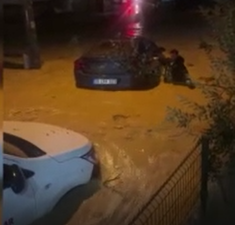 İzmir’i sağanak ve fırtına vurdu: Cadde ve sokaklar göle döndü